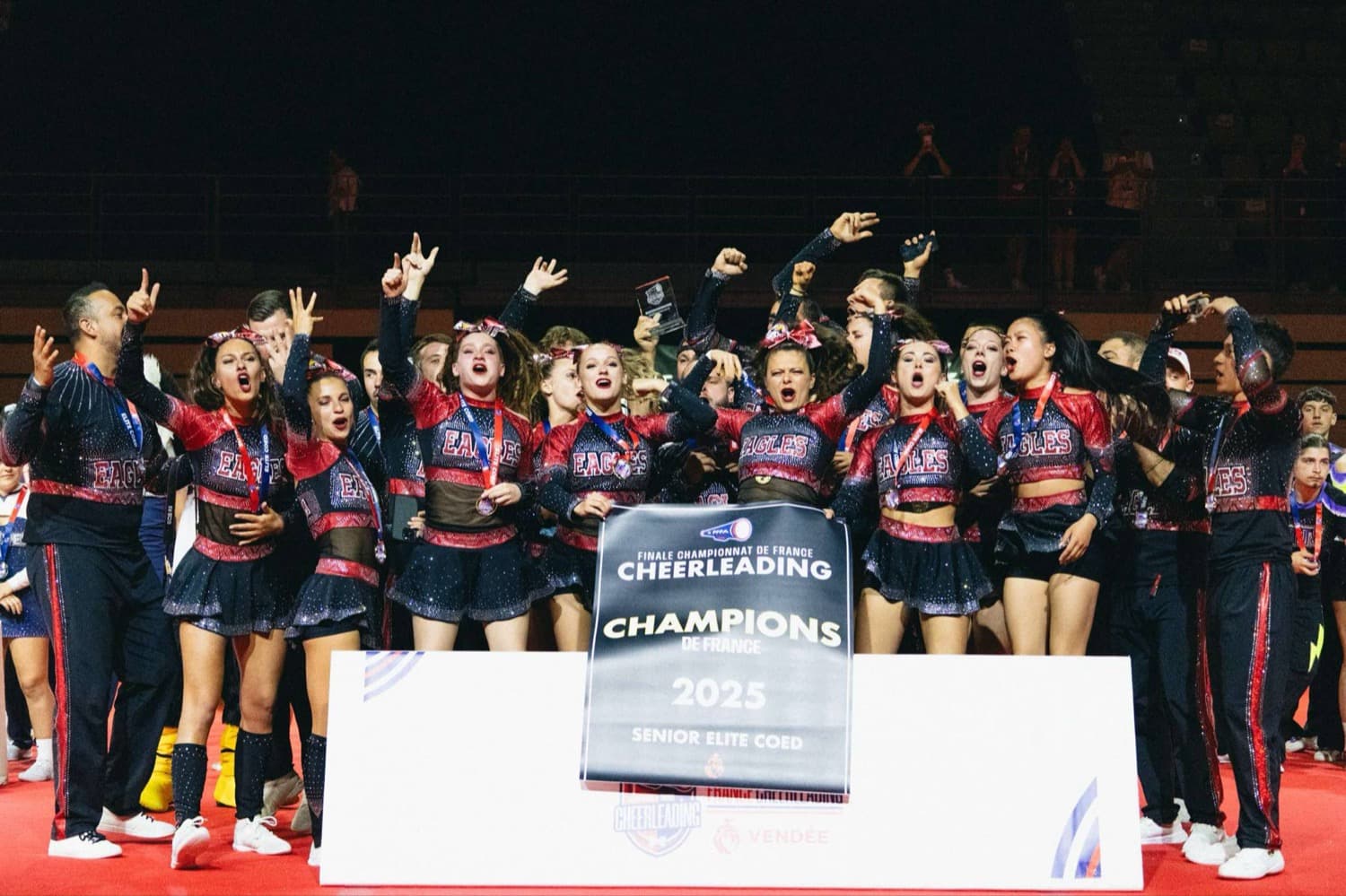 L’équipe Cataclysm des Eagles Cheerleading en tenue de compétition